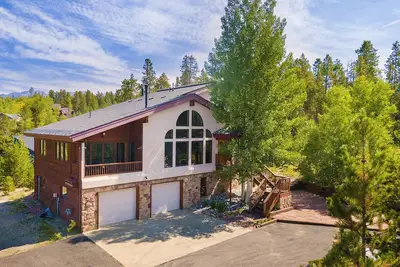 Image de Spacious 6br Home, Large Hot Tub, Walk to Shuttle, Attached Heated 4-Car Garage!