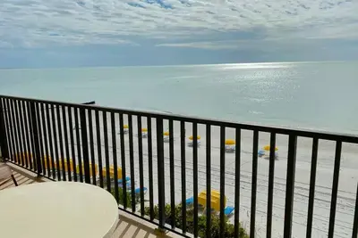 Image de Best Beach Deals! Beautiful Beach Front Condo!