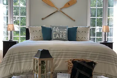 Image de A Spirited Retreat w/Dock, Theatre & Gameroom!