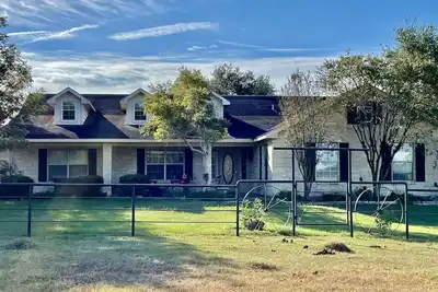 Image de Welcome to Lazy Oaks, a 28 acre cattle ranch