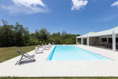 Image de 4 bedroom contemporary villa in Terres Basses Sxm a few minutes walk from Baie a