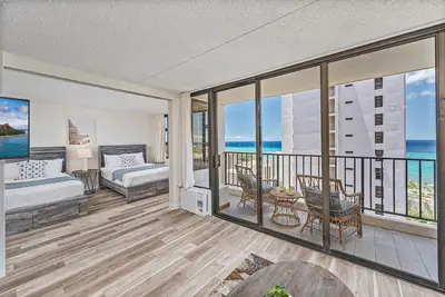 Image de Ocean View Fully Renovated Condo at Waikiki Banyan w/Amazing Amenities