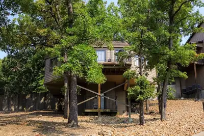 Image de Villa in the Woods with swimming dock, boat slip, no wake cove and pool!