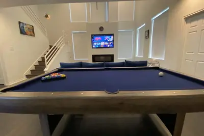 Image de New Listing ‼️4bdr Contemporary Home With Pool Table & Media Room🎱🎞