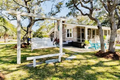 Image de Ocean View, Surrounded by Oaks, Game Room w/ Arcades, Fire Pit, Hot Tub Pergola