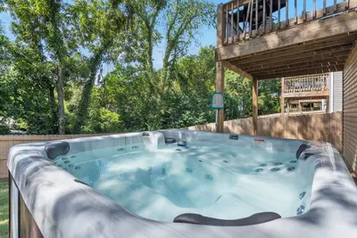 Image de New Hot Tub- The Landing Spot