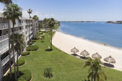 Image de Beautiful ground floor condo - Stunning water views