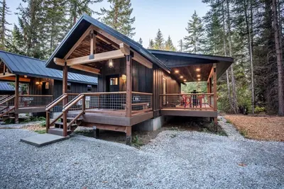 Image de `Ski Chalet` A cozy little cabin in the woods