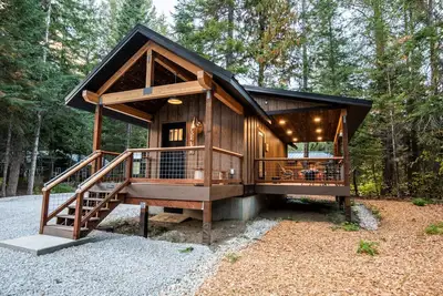 Image de `Lake House`  tiny cabin near Lake Wenatchee with Hot Tub