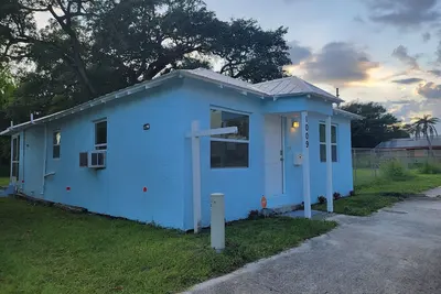 Image de Cozy Cottage with large backyard! Mins from beach