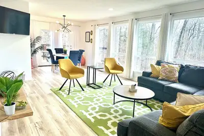 Image de The Eclectic Abode- by Downtown, I-40 & Lake. Nestled in the woods