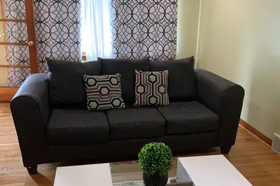 Image de Private Brick 1100 Sq Ft Home {2 Min To Falls! }