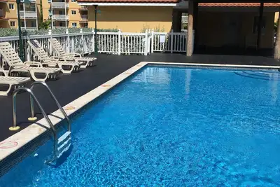 Beautiful gated spacious condo 5 minute walk to beach, restaurants and Hip Strip