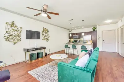 Image de Your Emerald Luxury Escape-King Suite/Med/Nrg/Dtwn