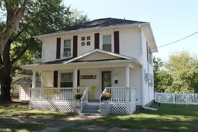Image de Comfortable Two-Story Family Home in Picturesque Small Town Usa