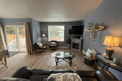 Image de Quiet, cozy house in Westport near the beaches, downtown, fishing docks/marina.