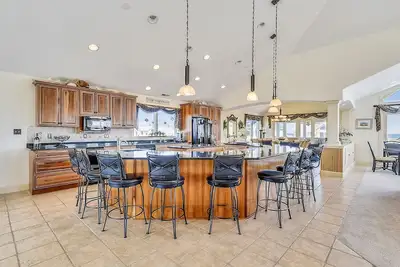 Image de Luxurious Home with Ocean and Bay Views in Gated Community