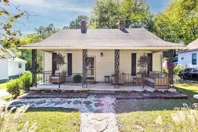Image de Loco Motive- Renovated House in Aragon c. 1940 Near Winthrop & Glencairn Garden