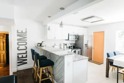 Image de Trendy home by Bucs, Lightning, Zoo, BuschGardens, firepit