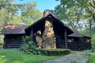 Image de Rustic Log Cabin on the Lake