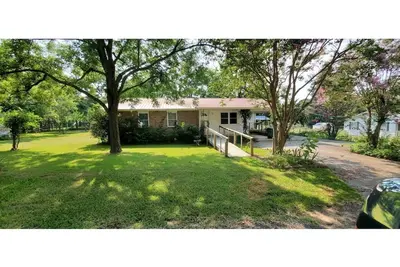 Image de Cozy 3 bedroom 2 bath residential home with patio