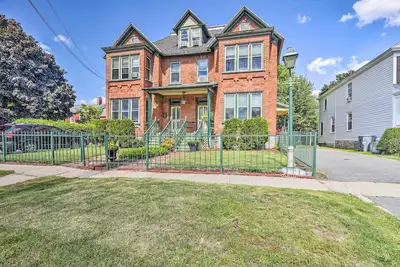 Image de Historic Apartment - Half Mi to Lake Champlain!