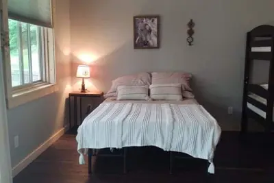 Image de Studio Apartment with patio. Casino, Flint Fields Equestrian, State Trails.