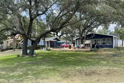 Image de Two water front houses perfect for the whole family. Private boat ramp!