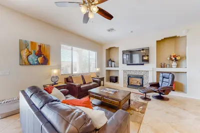 Image de Contemporary & comfortable home with a pool, WiFi, washer/dryer & central air-conditioning