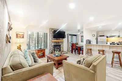 Image de Condo Near Eagle Lodge & Golf w/ Fireplace, WiFi & Shared Pool/Hot Tub/Sauna