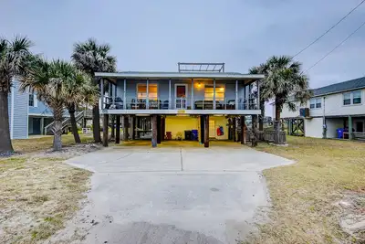 Image de Beach Across the Street Ocean View Home w/ Roof Deck, Porch, Ac - Dogs Ok