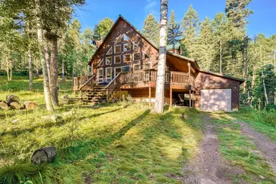 Image de Secluded home with floor-to-ceiling windows, full deck & WiFi