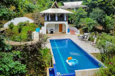 Image de Private Off Grid Jungle Escape W\/ Natural Pools, Scenic Trails, & Private Deck