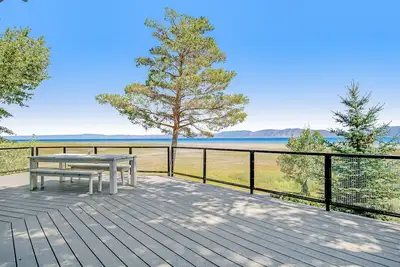 Image de Newly Renovated Lakefront Home w/Private Beach, Deck, Elevator, Views - Dog Ok