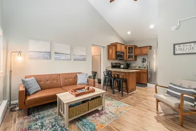 Image de Stylish, ground-floor getaway between Saugatuck & Douglas, walk to it all!