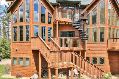 Image de 3-story townhome with dock access on Duck Lake, fireplaces, WiFi