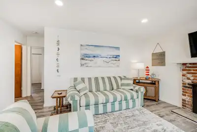 Image de Oceanfront dog-friendly home with sunny deck, ocean view & washer/dryer