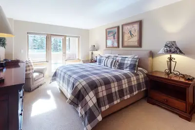 Image de Mountain Condo w/ Balcony, Fireplace, Shared Pool, & Hot Tub - Walk to Lifts
