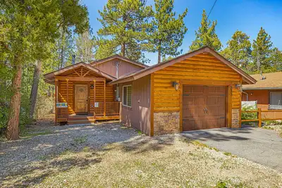 Image de Dog-friendly cabin in heart of Big Bear with hot tub, gas fireplace, & deck