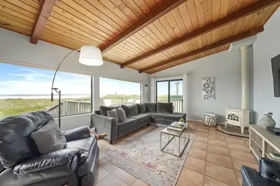 Image de Oceanfront and family friendly home with a hot tub on Nedonna Beach\n