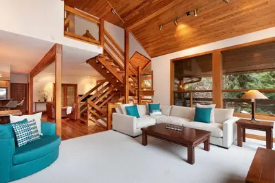 Image de Luxury 5 Bedroom Blueberry Chalet, Hot Tub, Garage, Views! !