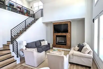Image de Video Arcade Loft. Family Friendly Home. Comfy King Bed. Community Pool.