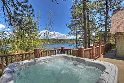 Image de Boulder Bay Cove Lakefront by Destination Big Bear : Views! Hot Tub! Foosball! Historic Features! Updated Kitchen!