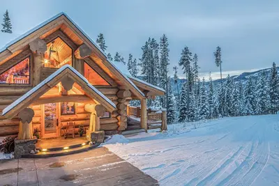 Image de Stay here for a Ski and Winter Stay! Custom-Built Log Home with Ski Access, Fireplace and Hot Tub!