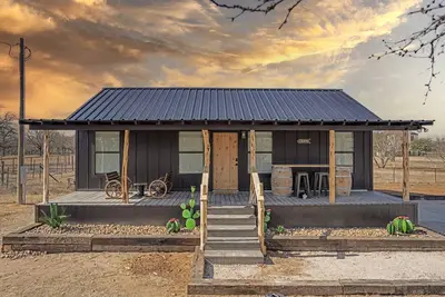 Image de Cabin w/ hot tub and fire pit close to town & wine