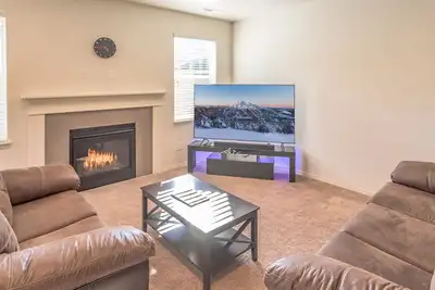 Image de 30+ day rental in Bend w/ private hot tub ~ Fireplace! Close to Old Mill!