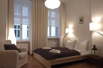 Image de Stylish old apartment in a prestigious Wilhelminian style property in Schöneberg.