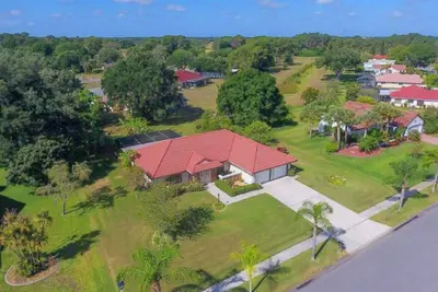 Image de Stunning Heated Pool Home Convenient to Everything