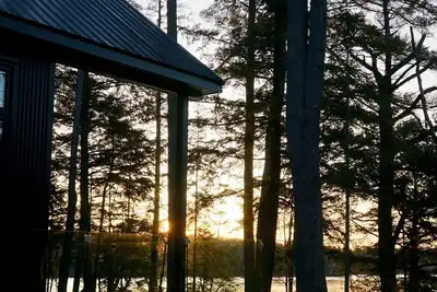 Image de Deer Lake Onyx - Modern Waterfront Cottage