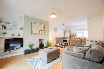 Image de Location! Minutes to the Latin Quarter, Spanish Arch, and Shop Street